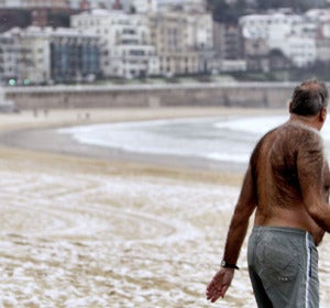 Un hombre en la playa nevada en San Sebastián