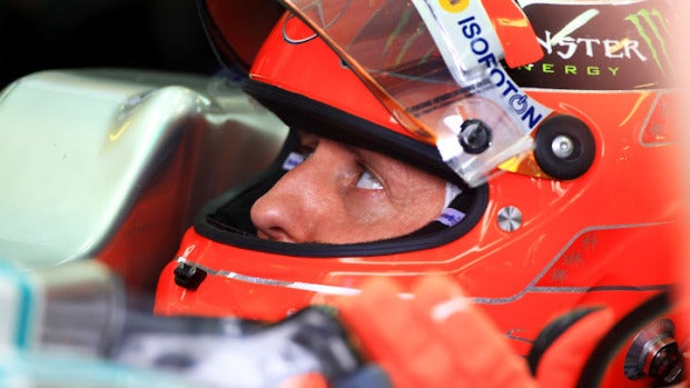Michael Schumacher en el box de Mercedes