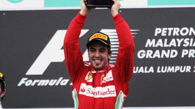 Alonso levanta el trofeo en Sepang