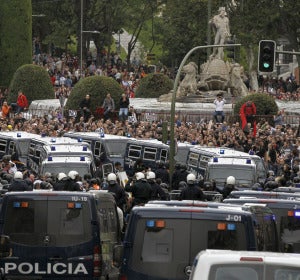 Gran número de personas en la plaza de Neptuno