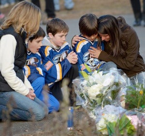 Tres niños lloran tras la masacre de Newtown