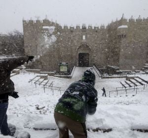 Niños jugando en la Puerta de Damasco, Jerusalén