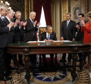 Obama firma la Resolución tras la ceremonia