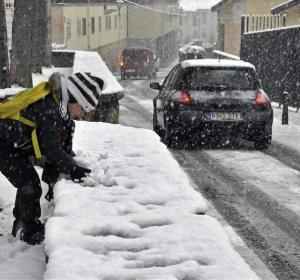 Un niño juega con la nieve