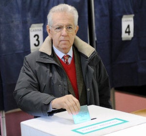 El primer ministro dimisionario de Italia, Mario Monti