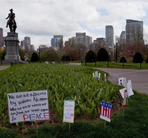 Jardín público de Boston, vacío como el resto de la ciudad y con mensajes de apoyo a las víctimas