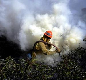 Un bombero apaga el fuego en California