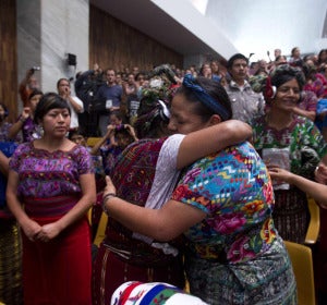 Rigoberta Menchú abraza a una compañera tras la sentencia