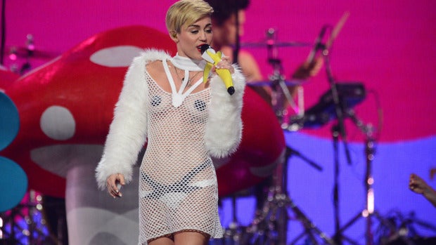 Miley Cyrus lo enseña todo