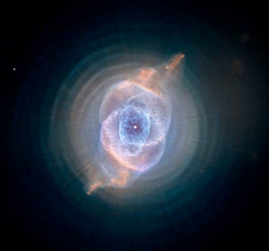 Imagen captada por el telescopio espacial Hubble de la nebulosa planetaria NGC 6543, conocida como Ojo de Gato