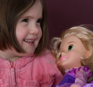 Emily y su muñeca con el mismo corte