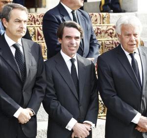 Los expresidentes del Gobierno esperan la llegada del féretro de Adolfo Suárez