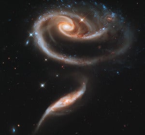 Una rosa formada por la interacción de dos galaxias