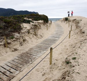 La pasarela que da acceso a la playa Salvé de Laredo