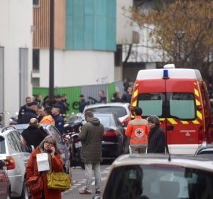 Policía y ambulancias frente al Charlie Hebdo 
