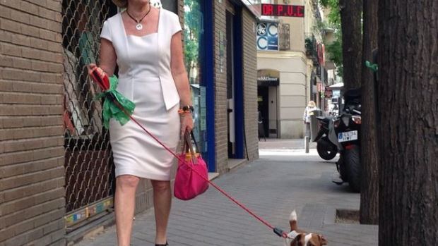 Esperanza Aguirre pasea con su perro Pecas por Madrid. 