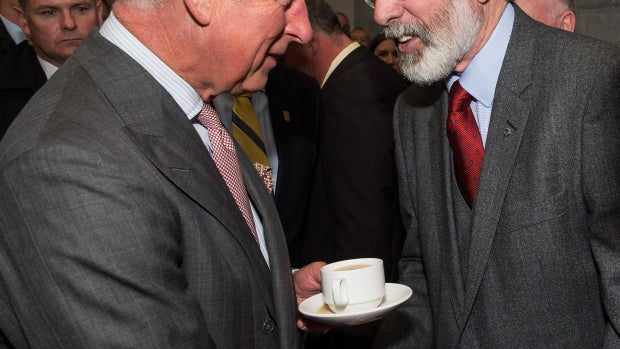 Carlos de Inglaterra saluda a Gerry Adams