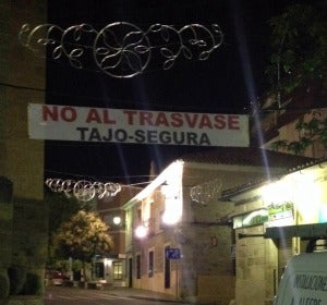 Cartel de queja de los vecinos por el trasvase Tajo-Segura