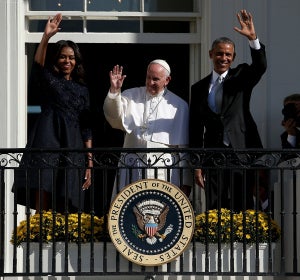 El Papa Francisco, Barack Obama y su mujer, Michelle, saludan desde la Casa Blanca