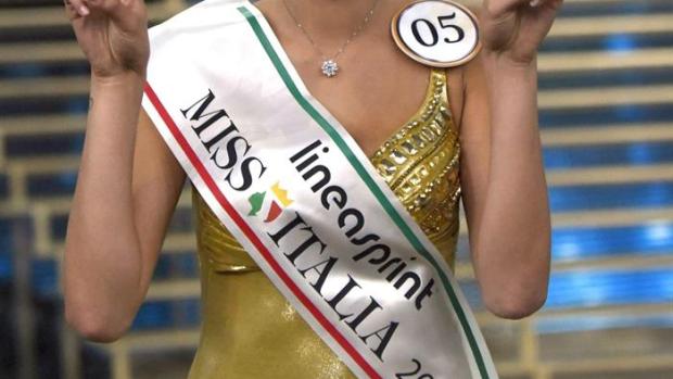 Alice Sabatini posa tras ser nombrada miss Italia