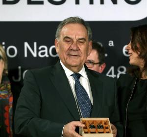Lluís Foix, con el Premio Josep Pla