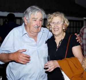 El expresidente uruguayo José Mujica junto a la alcaldesa de Madrid, Manuela Carmena