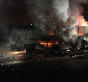 Autobús calcinado en la explosión producida en Ankara
