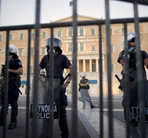 Agentes en el Parlamento griego