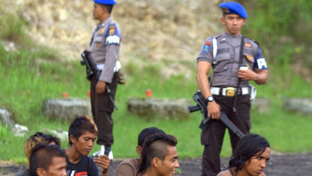 La Policía vigila a los punk