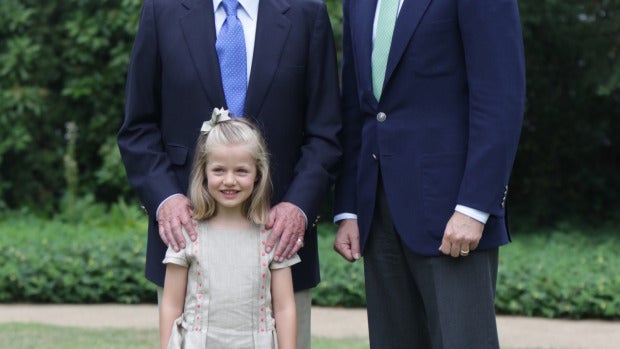 Otra imagen del Rey, el Príncipe y la Infanta Leonor