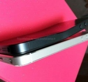 Un iPhone 5 nuevo y otro doblado