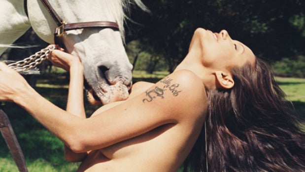 El posado en topless de Angelina Jolie ha salido a subasta