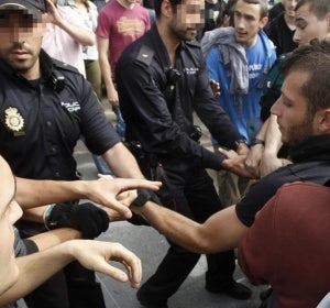 Universitarios forcejean con agentes de la Policía Nacional en Madrid