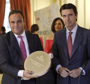 El ministro de Industria, Energía y Turismo, José Manuel López Soria, posa junto a Ángel León