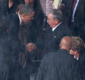 Obama y Raúl Castro se dan la mano