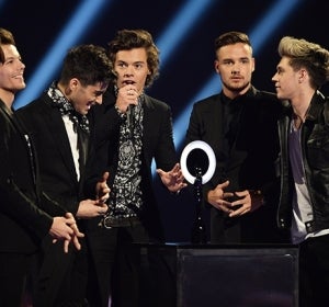 One Direction recogiendo el premio