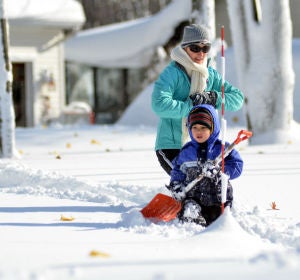 Un niño juega con la nieve