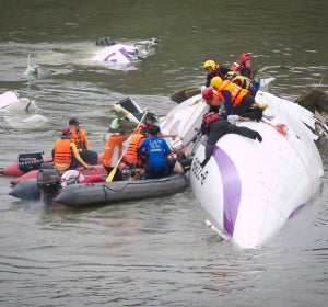 Los equipos de rescate junto al avión accidentado