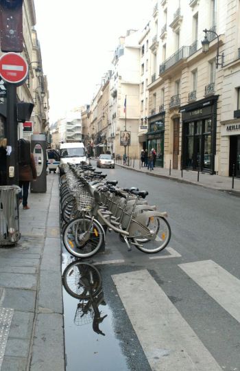 Poca actividad en las calles de París tras los atentados