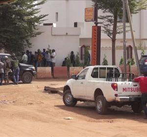 Personal militar de Mali asegurarando los alrededores del hotel 