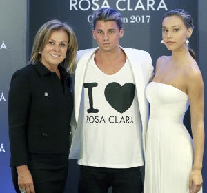Los 'instagramers' Jay Alvarrez  y Alexis Ren con Rosa Clará
