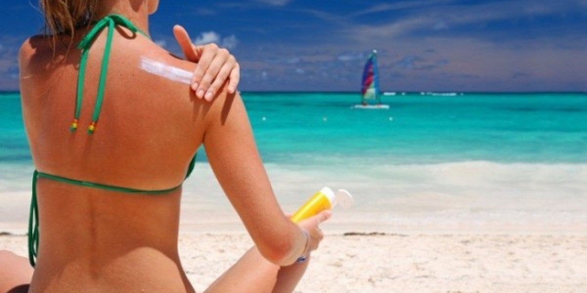 Mujer aplicándose crema solar