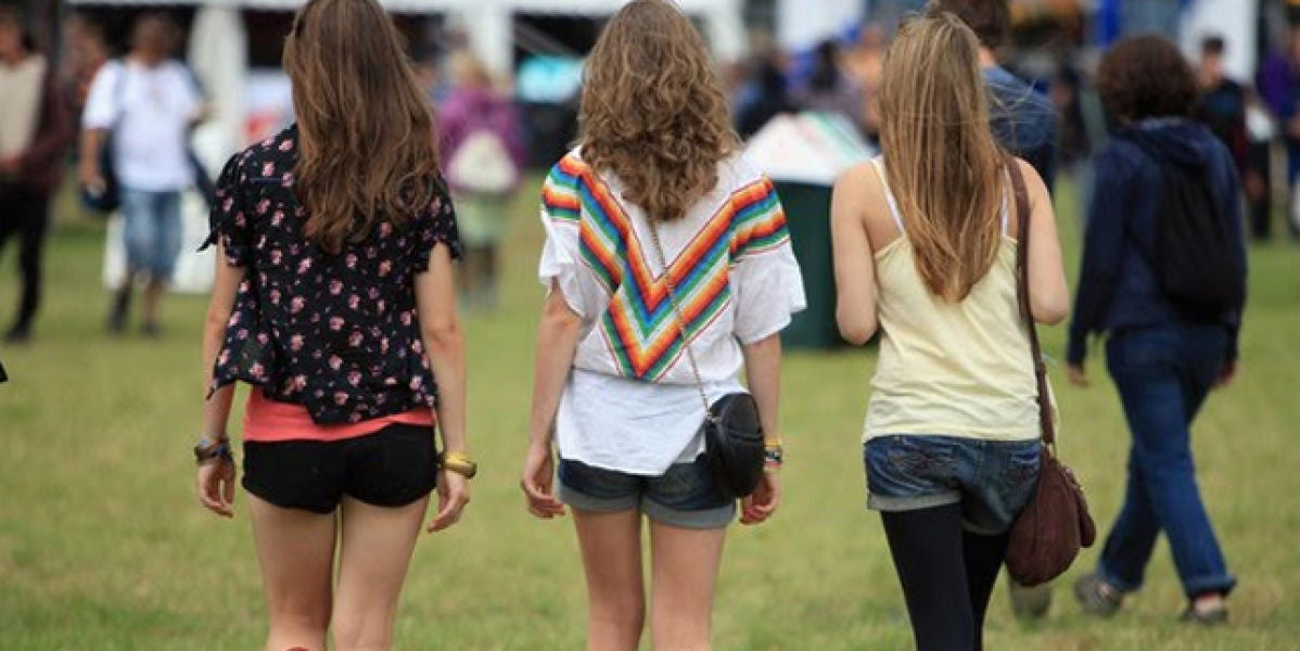 Imagen de tres chicas jóvenes de espalda
