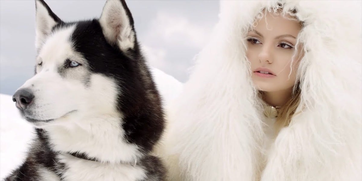 Alexandra Stan en el videoclip de "Écoute"