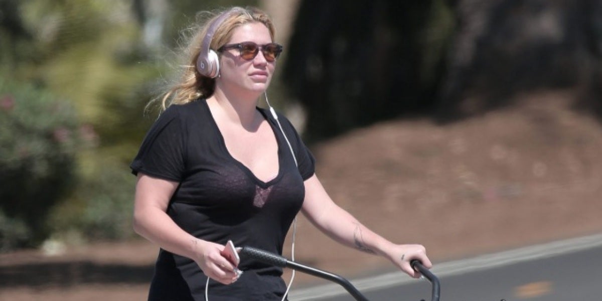 Kesha en bicicleta