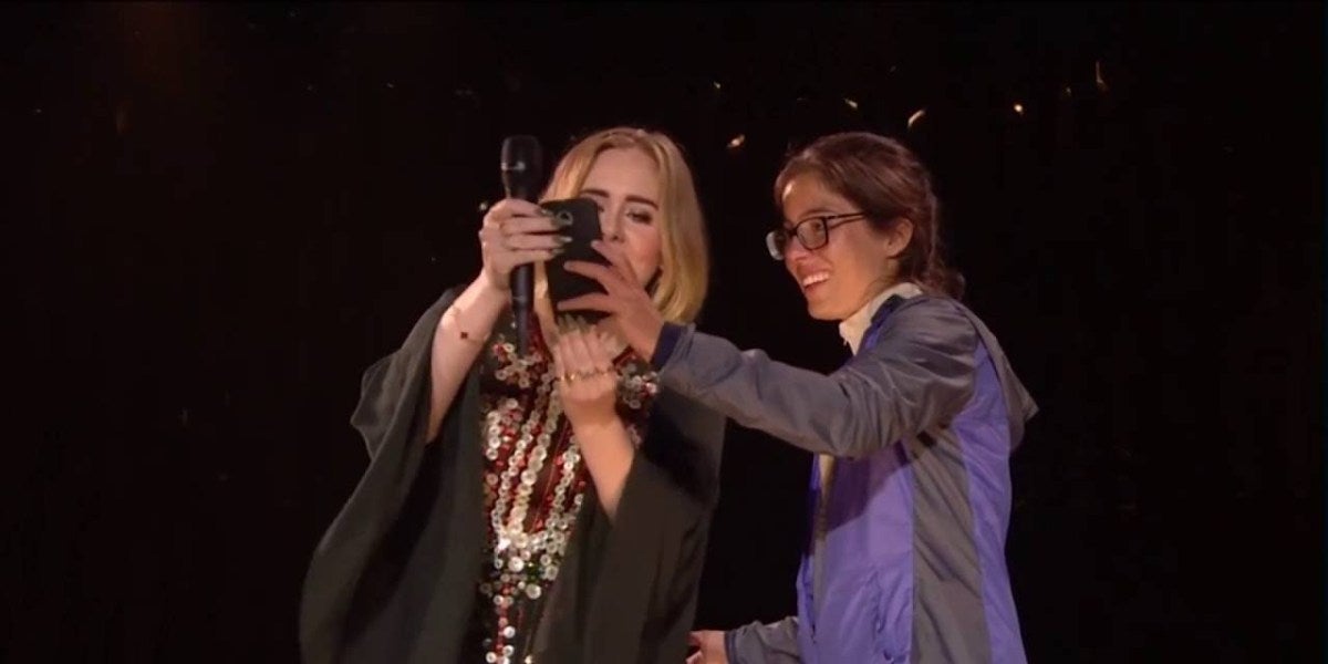 Adele eructa en la cara de una fan cuando la sube al escenario