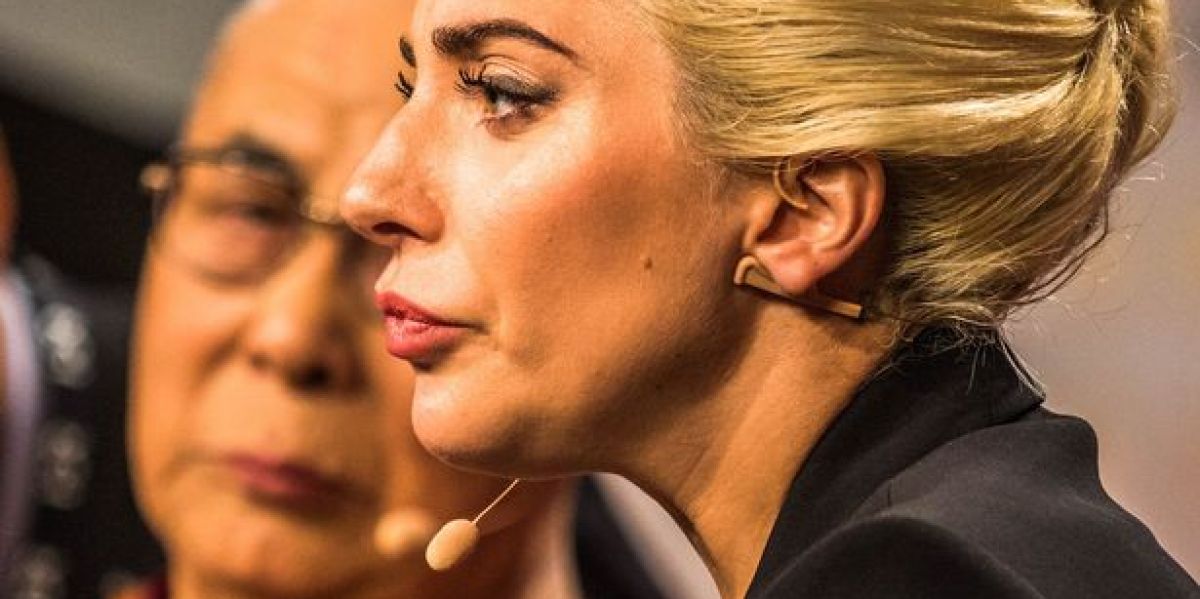 Lady Gaga junto al Dalai Lama