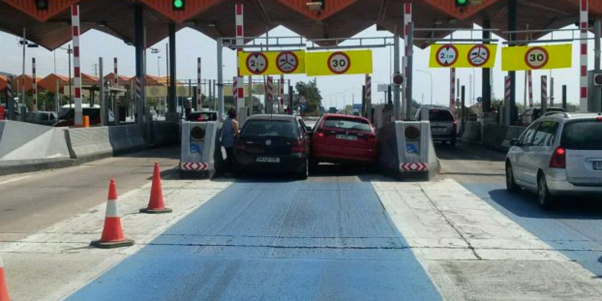 Dos coches quedan empotrados en un peaje de la C-32