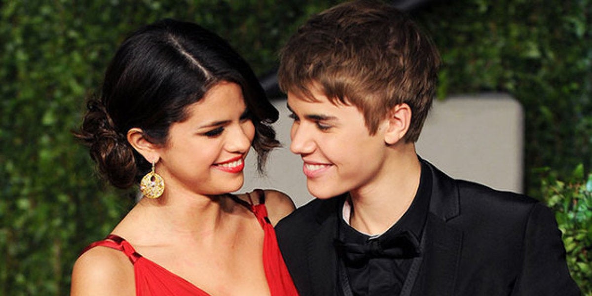 Selena Gomez y Jusin Bieber en la alfombra roja