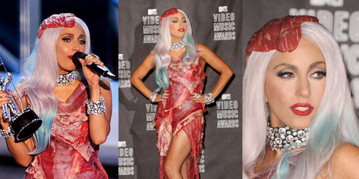 Lady Gaga con el vestido de carne que llevó en los MTV VMA 2010